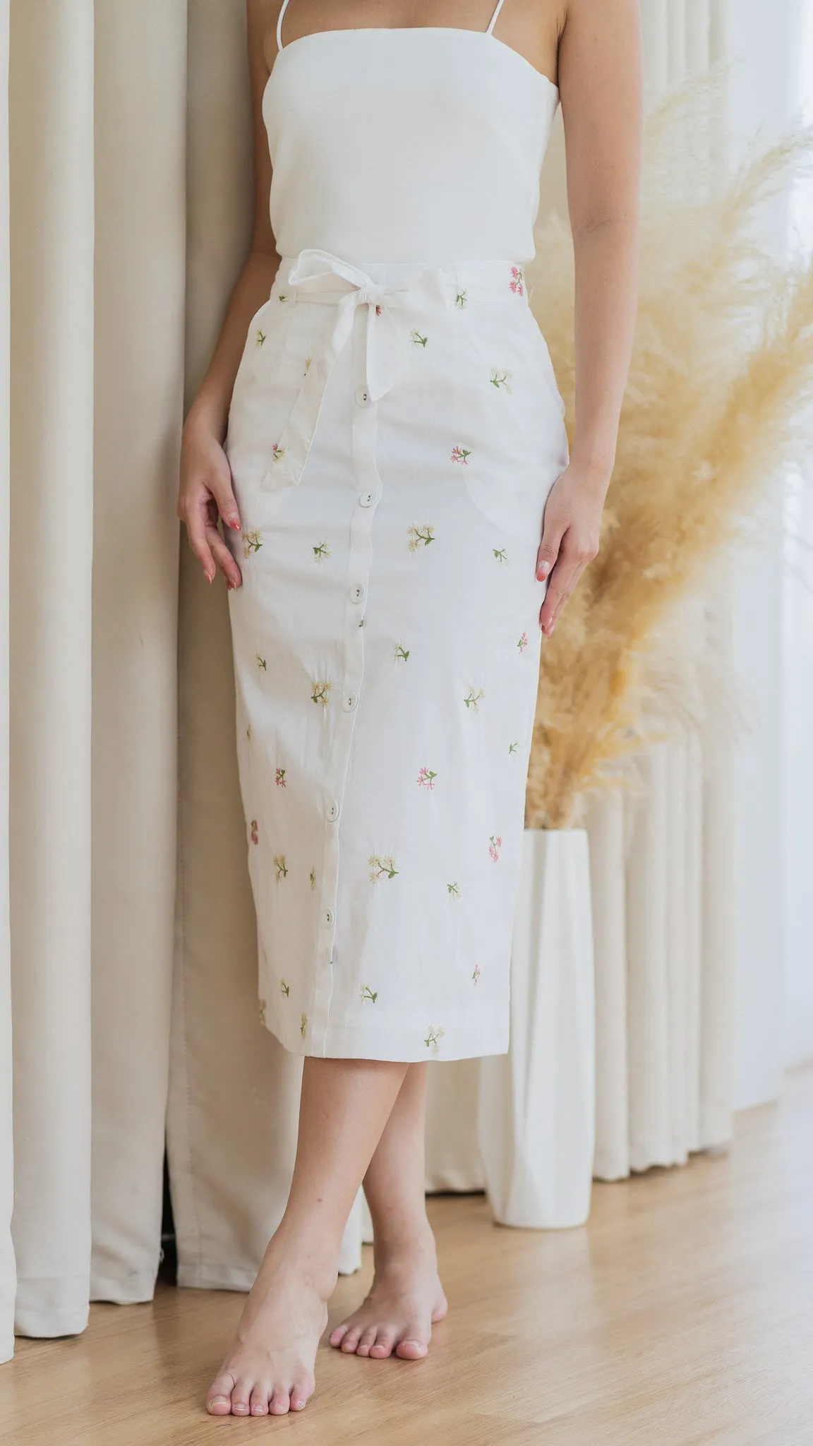 Blume Embroidery Midi Skirt in White